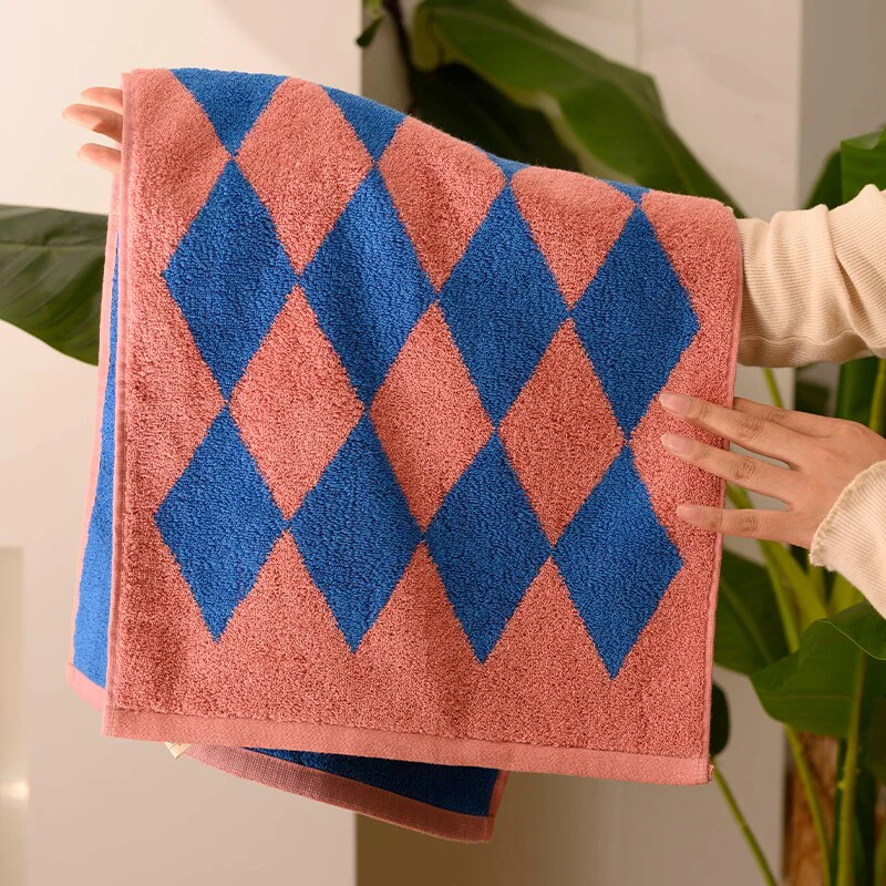 Retro Diamond Bath Towel - Image 3